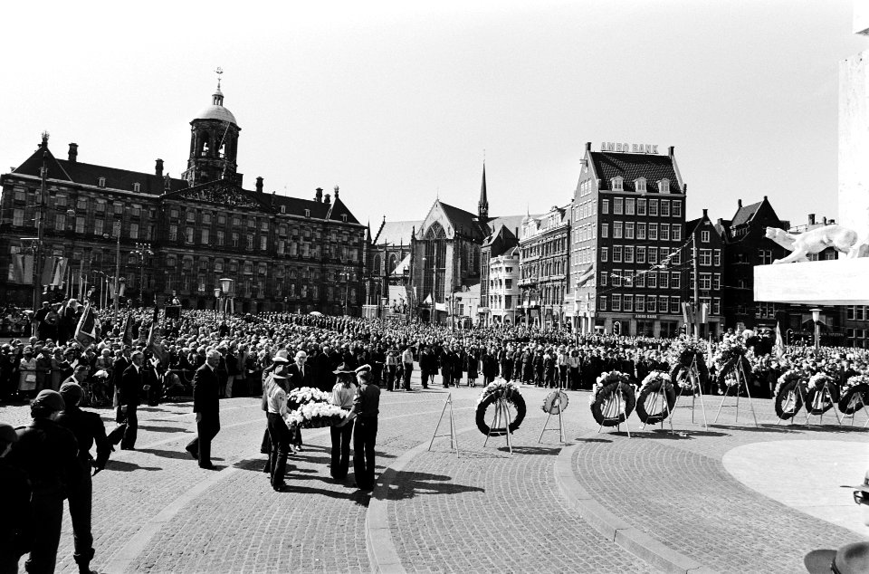 Herdenking slachtoffers Tweede Wereldoorlog op de Dam tijdens het defilé langs , Bestanddeelnr 930-8131