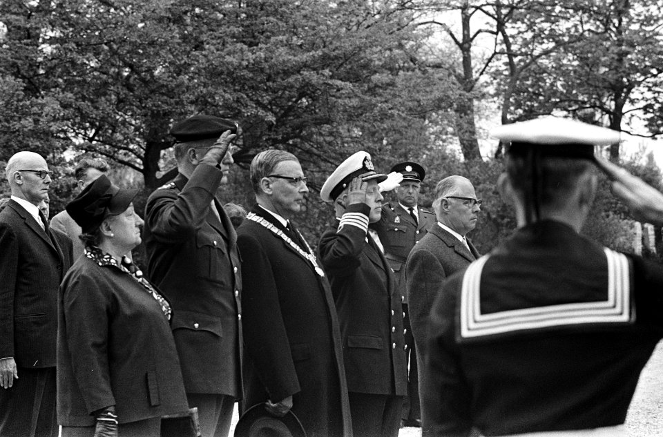 Herdenking op Nieuwe Oosterbegraafplaats, onder andere mevrouw Wijsmuller en Bur, Bestanddeelnr 919-1090