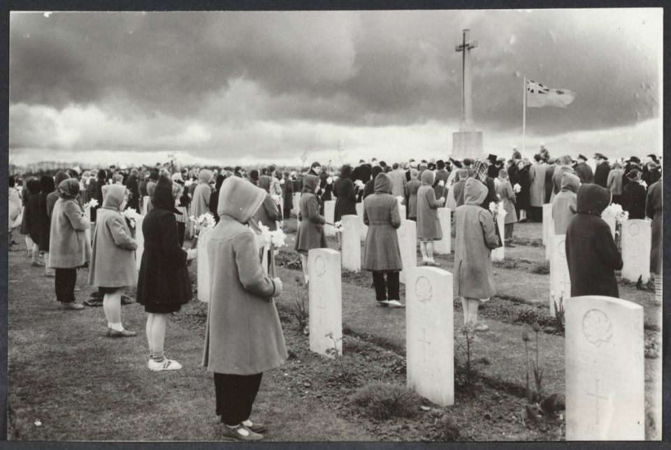 Herdenking op Canadese erebegraafplaats Groesbeek 2500 schoolkinderen legden bl, Bestanddeelnr 30008 002