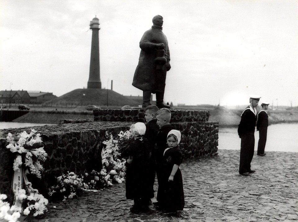 Herdenking door familieleden van omgekomen vissers in de tweede wereldoorlog. Aangekocht in 1976 van United Photos de Boer bv. Identificatienummer 54-010290, NL-HlmNHA 1478 25900 K 38