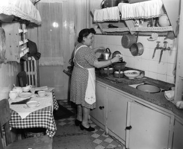 Henriette Davids aan het kokerellen, Bestanddeelnr 902-5827