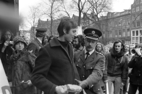 Herroeping gemeenteraadsbesluit 1968 in Amsterdam plakkers van affiche gearrest, Bestanddeelnr 927-8133
