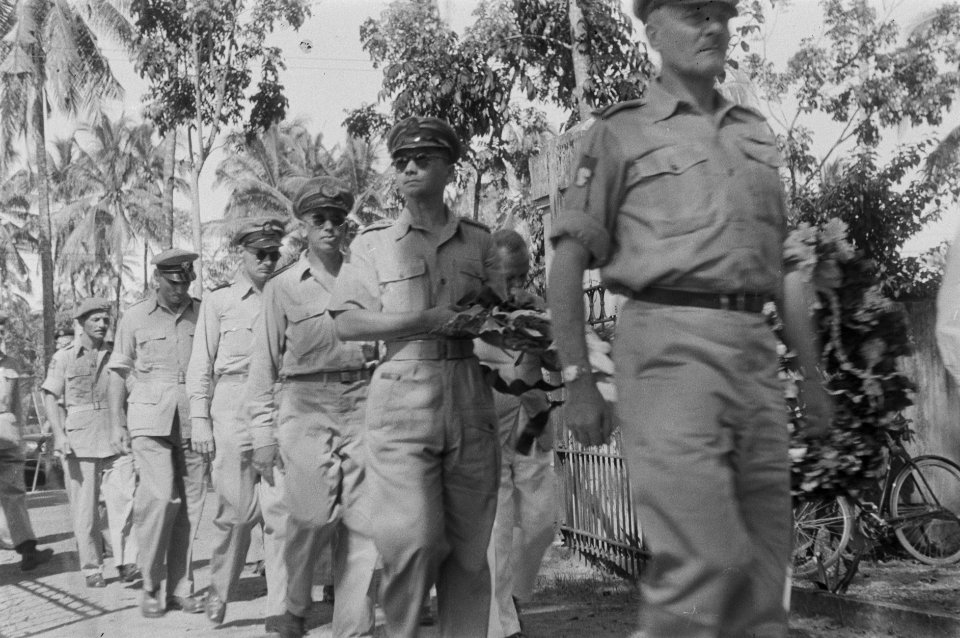 Herdenking op Erebegraafplaats. Officieren van de U-Brigade, aangevoerd door hun, Bestanddeelnr 448-1-1