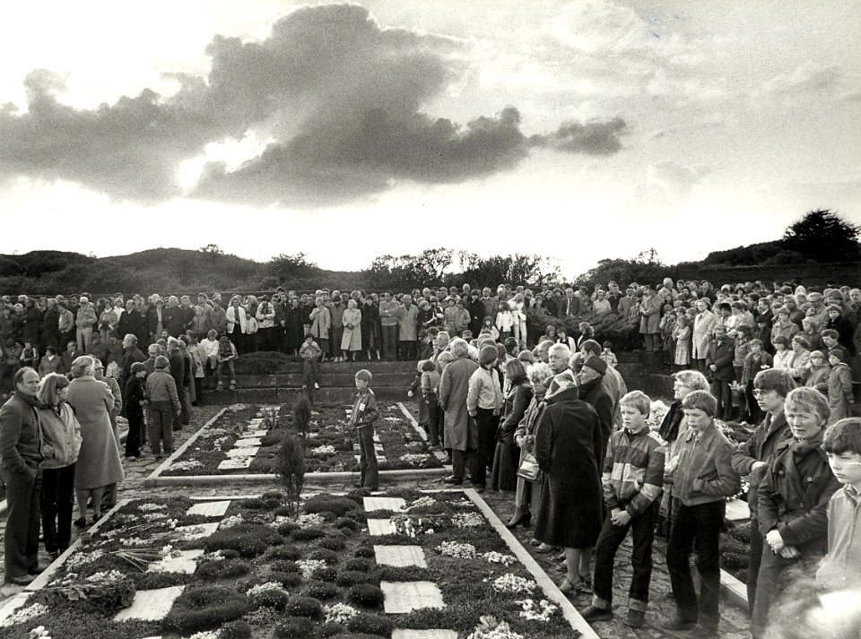 Herdenking op de Erebegraafplaats. Aangekocht in 1986 van United Photos de Boer bv. - Negatiefnummer 19287 k 12. Identificatienummer 54-00263102, NL-HlmNHA 1478 25900 K 38
