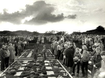 Herdenking op de Erebegraafplaats. Aangekocht in 1986 van United Photos de Boer bv. - Negatiefnummer 19287 k 12. Identificatienummer 54-00263102, NL-HlmNHA 1478 25900 K 38