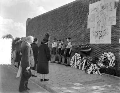 Herdenking dodencel Scheveningen, mejuffrouw Geldens legt krans, Bestanddeelnr 907-3591