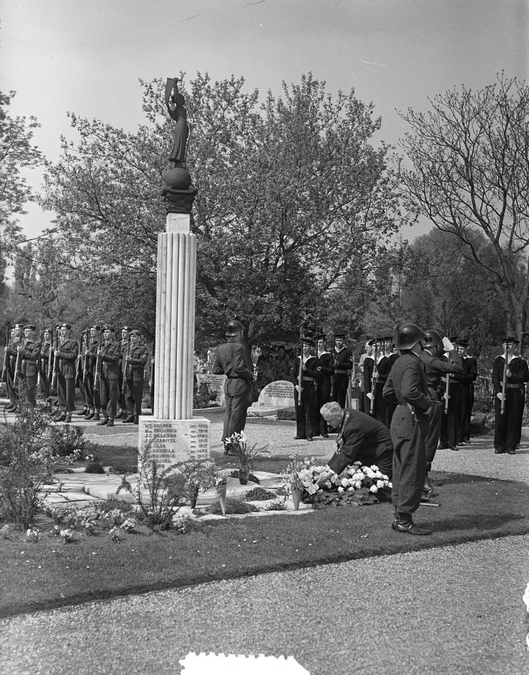 Herdenking nieuwe vorstenbegraafplaats Gevallenen tweede wereldoorlog krans d'Ai, Bestanddeelnr 905-0944