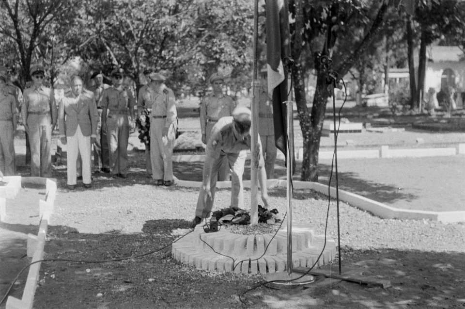 Herdenking op Erebegraafplaat. Kolonel J.W. Sluyter legt een krans bij de vlagge, Bestanddeelnr 448-2-6