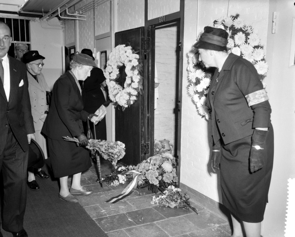Herdenking bij dodencel 601 in het Oranjehotel, Bestanddeelnr 911-6584