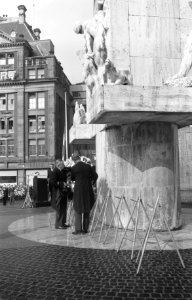 Herdenking bij het Nationaal Monument op de Dam in aanwezigheid van het koninkli, Bestanddeelnr 912-4467