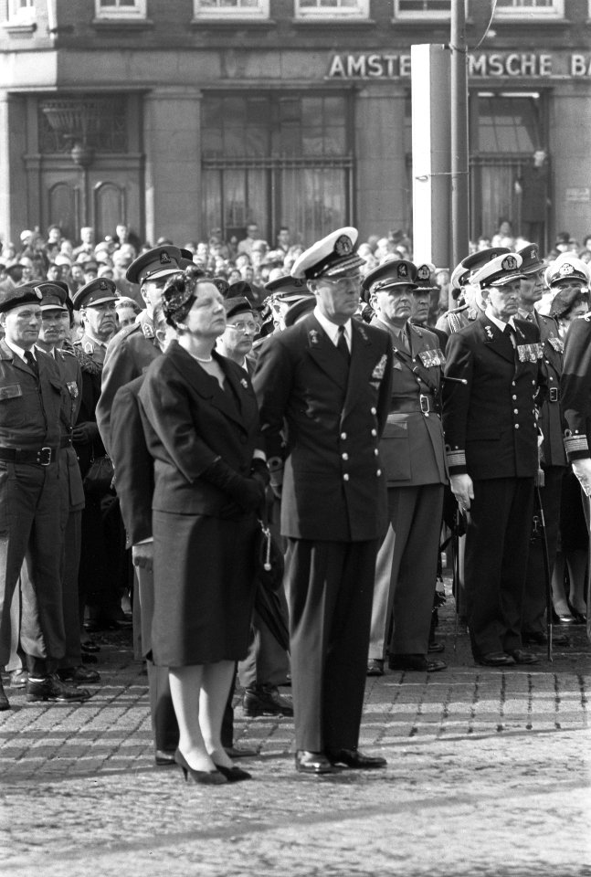 Herdenking bij het Nationaal Monument op de Dam in aanwezigheid van het koninkli, Bestanddeelnr 912-4464