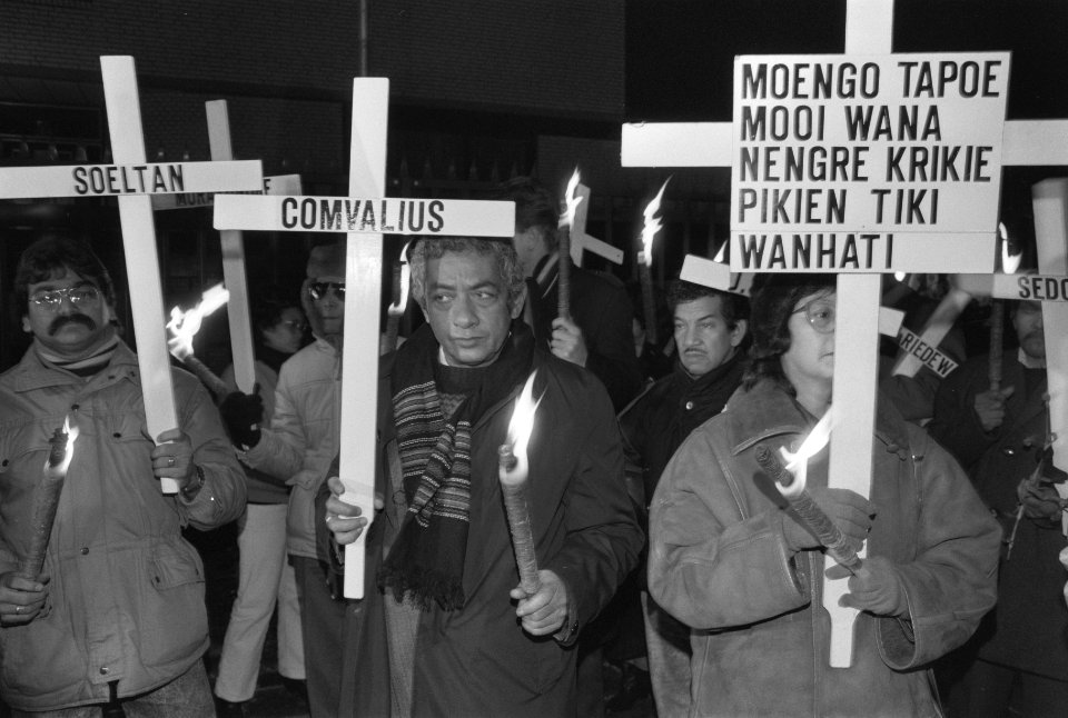 Herdenking decembermoorden voor het Surinaamse consulaat in Amsterdam in het m, Bestanddeelnr 934-1462