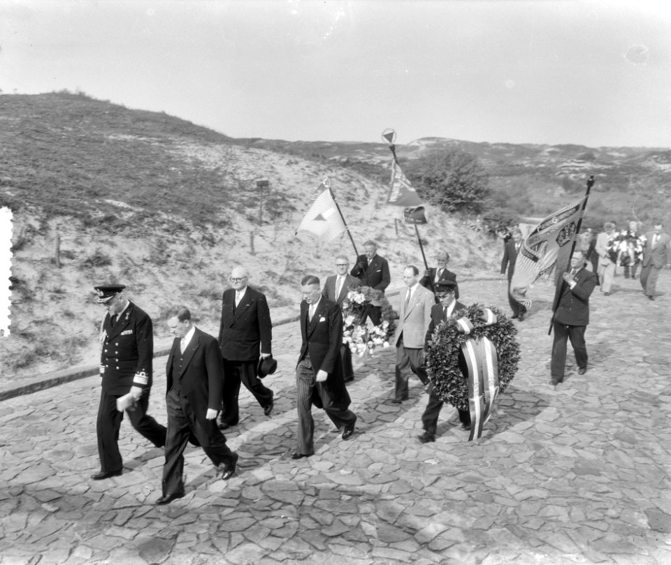 Herdenking erebegraafplaats Overveen Minister Suurhoff, Bestanddeelnr 906-4560