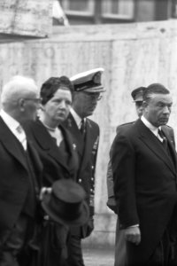 Herdenking bij het Nationaal Monument op de Dam in aanwezigheid van het koninkli, Bestanddeelnr 912-4463