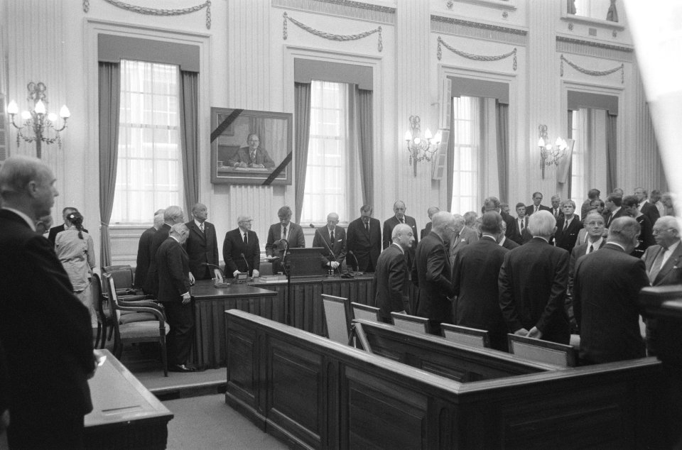Herdenking dr. W. Drees in Tweede Kamer de herdenking (minuut stilte), Bestanddeelnr 934-2536