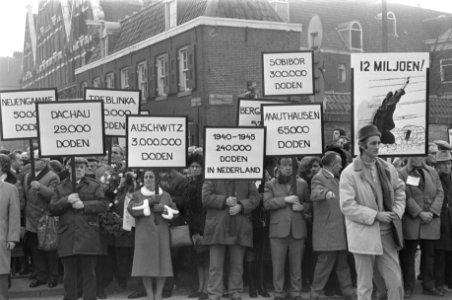 Herdenking februaristaking stoet met protestborden bij dokwerken, Bestanddeelnr 925-4123