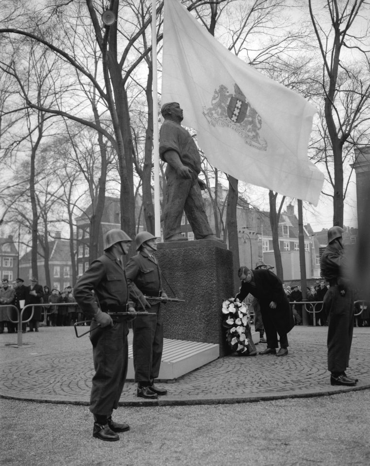 Herdenking februaristaking te Amsterdam, burgemeester legt krans, Bestanddeelnr 911-0510
