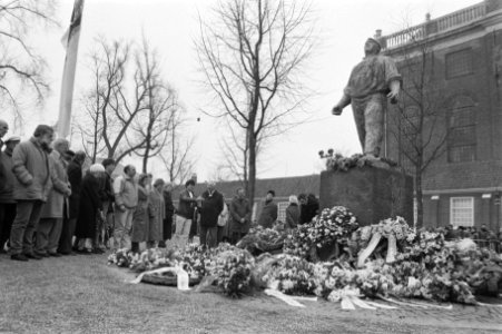 Herdenking Februaristaking bij de Dokwerker in Amsterdam mensen met spandoek (t, Bestanddeelnr 933-2467