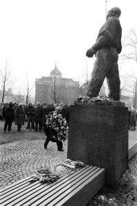 Herdenking februaristaking bij het beeld van De Dokwerker in Amsterdam waar duizenden mensen aan deelnamen, Bestanddeelnr 931-3439
