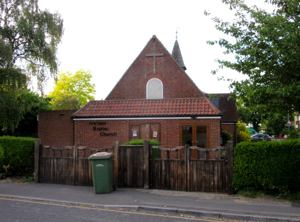 Hersham Baptist Church, Arch Road, Hersham (June 2015) (2)