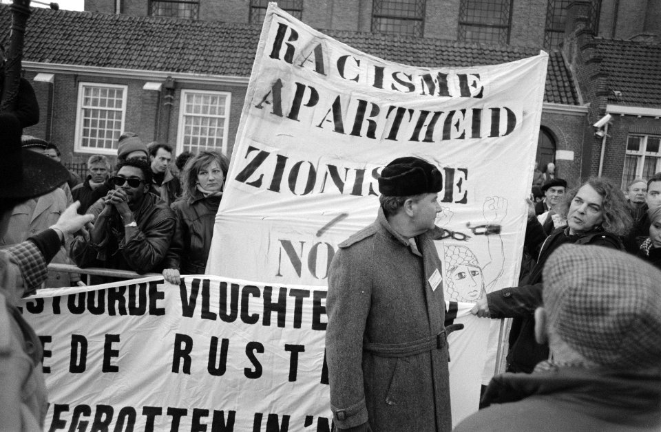 Herdenking Februaristaking bij Dokwerker burgemeester Van Thijn legt als eerste, Bestanddeelnr 934-7269