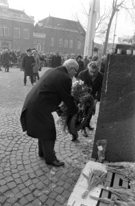 Herdenking februaristaking Samkalden en Polak leggen een krans, Bestanddeelnr 925-4111