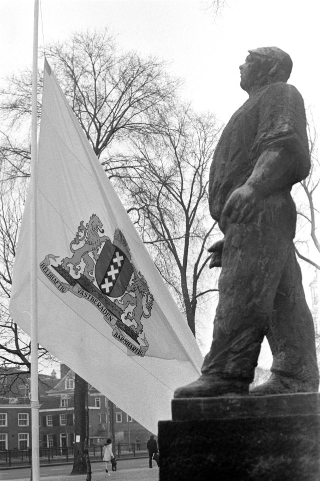 Herdenking februaristaking vlag halfstok bij dokwerken, Bestanddeelnr 925-4108