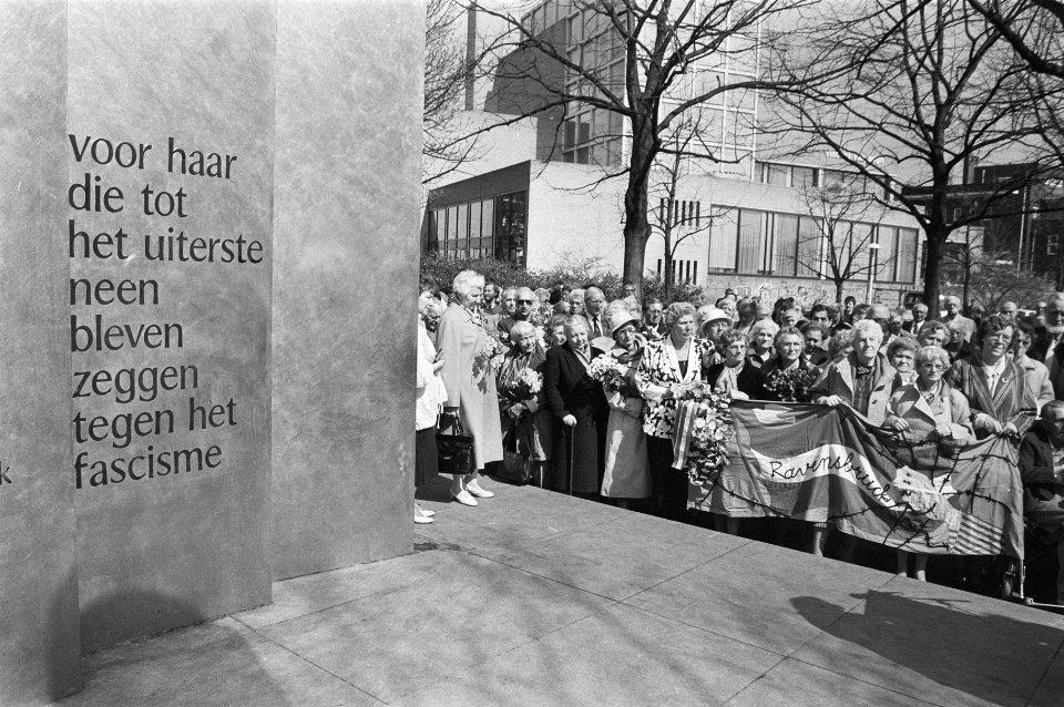 Herdenking bij Ravensbruckmonument op Museumplein Amsterdam, Bestanddeelnr 933-6371