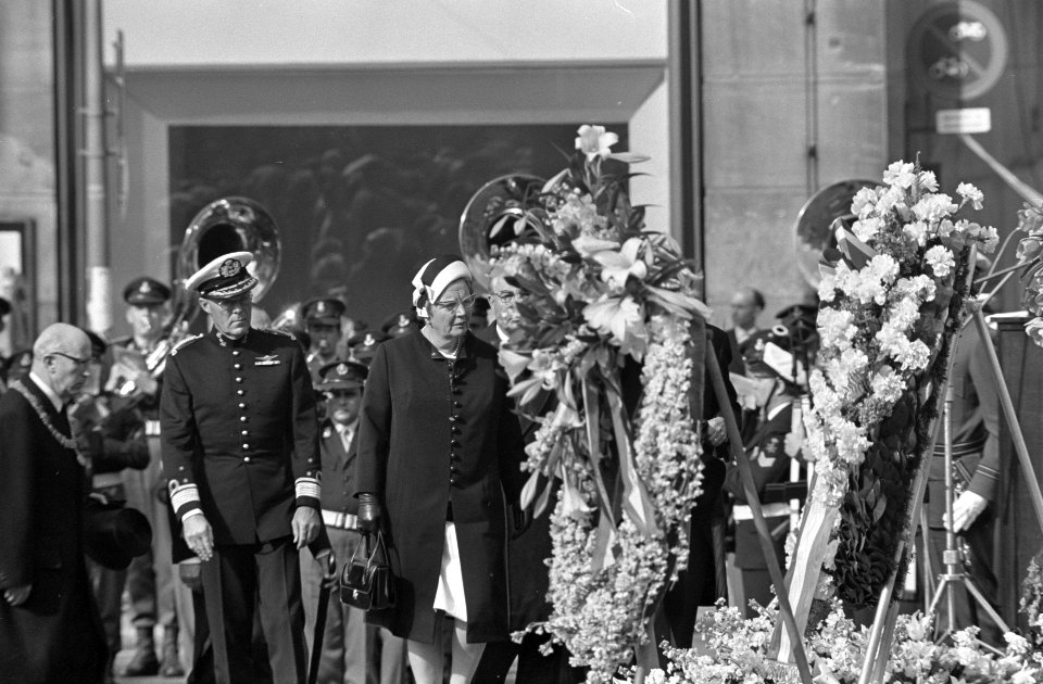 Herdenking bij Nationaal Monument op de Dam. Koningin Juliana en prins Bernhard , Bestanddeelnr 921-3178
