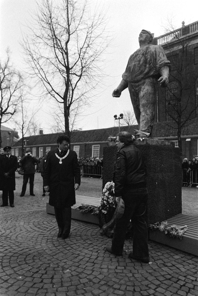 Herdenking Februaristaking bij Dokwerker burgemeester Van Thijn (l) en wethoude, Bestanddeelnr 932-8801