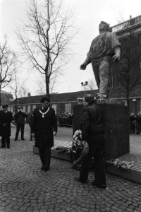 Herdenking Februaristaking bij Dokwerker burgemeester Van Thijn (l) en wethoude, Bestanddeelnr 932-8801