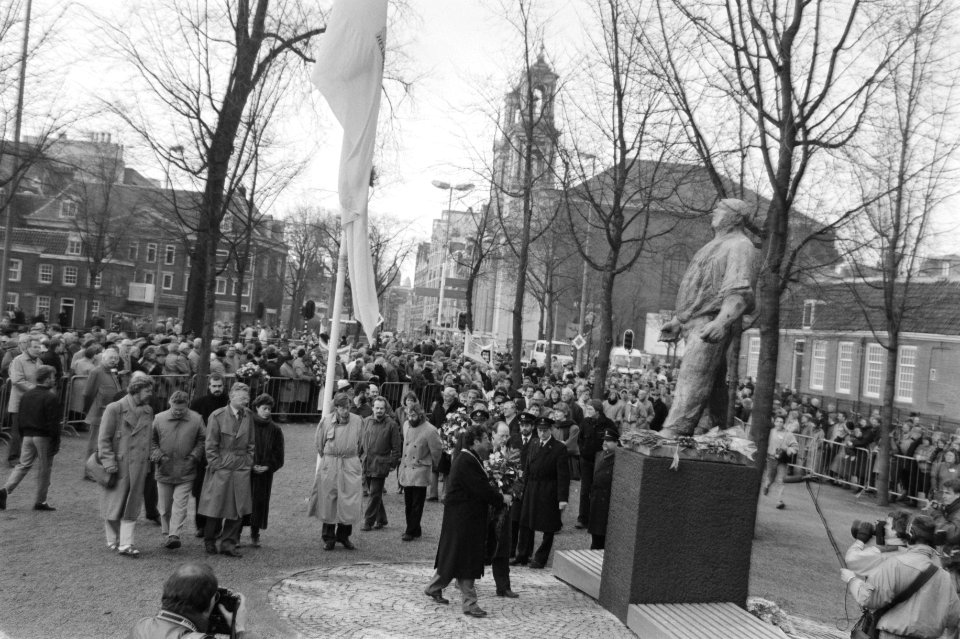Herdenking Februaristaking bij Dokwerker burgemeester Van Thijn legt als eerste, Bestanddeelnr 934-1970