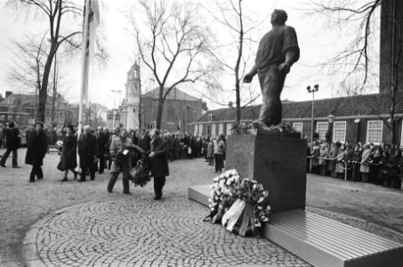 Herdenking februaristaking bij Dokwerker in Amsterdam herdenking bij Dokwerker, Bestanddeelnr 929-5911