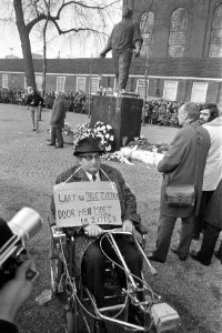 Herdenking februaristaking invalide met protestbord, Bestanddeelnr 925-4115