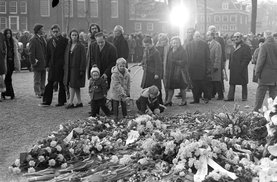 Herdenking februaristaking kinderen leggen bloemen, Bestanddeelnr 925-4127