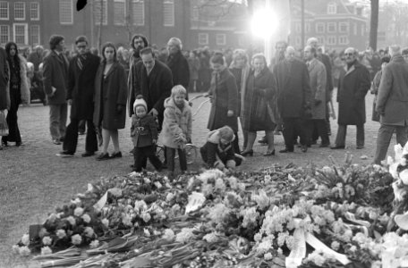 Herdenking februaristaking kinderen leggen bloemen, Bestanddeelnr 925-4127