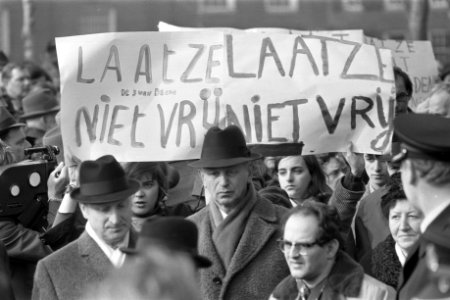 Herdenking februaristaking Joodse orthodoxen met borden, Bestanddeelnr 925-4119
