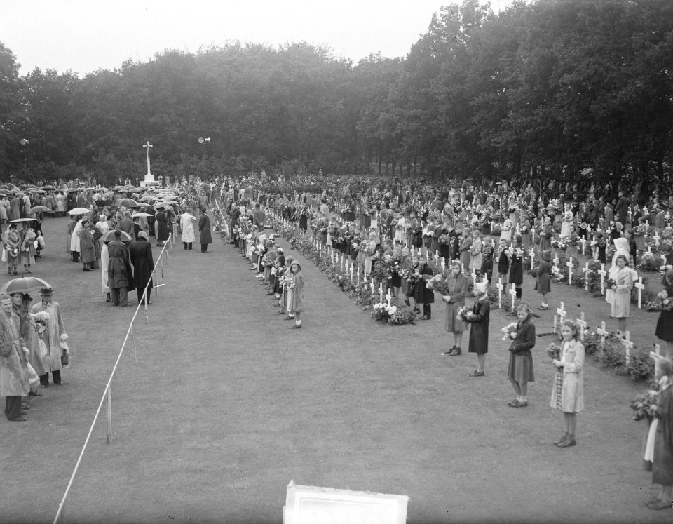 Herdenking Slag bij Arnhem , kinderen leggen bloemen, Bestanddeelnr 903-6144