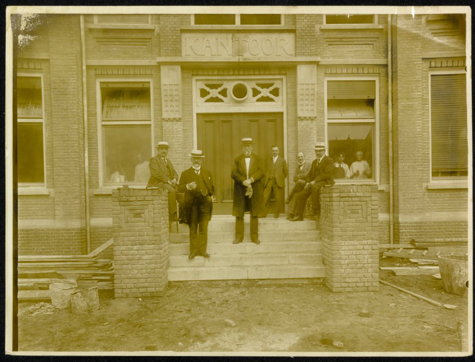 Heren voor een in aanbouw zijnd kantoor Nederland, Bestanddeelnr 158-1458