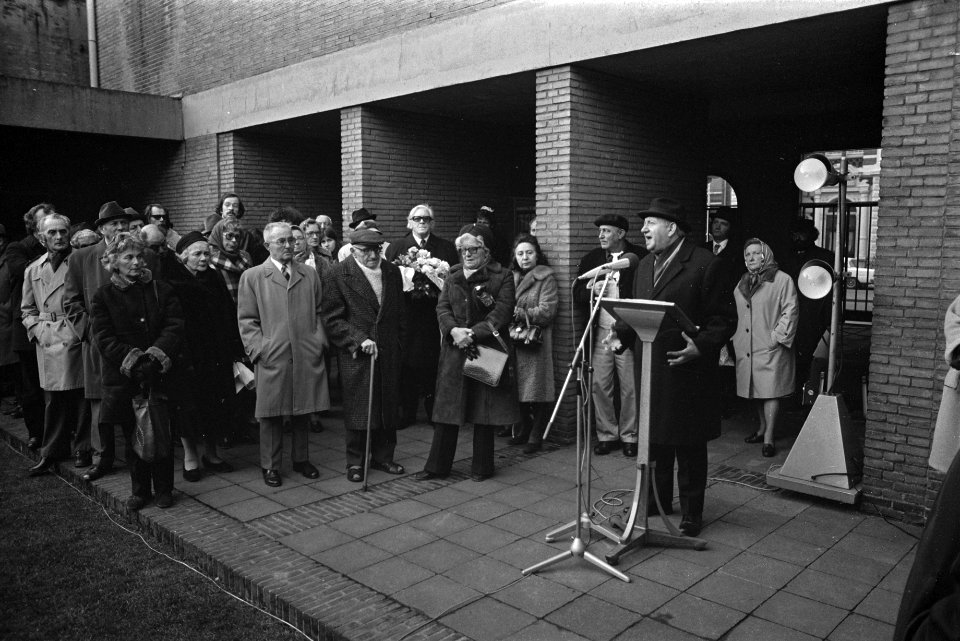 Herdenking opstand in Warschau in Hollandse Schouburg, spreker dr J Soetendorp, Bestanddeelnr 926-3598