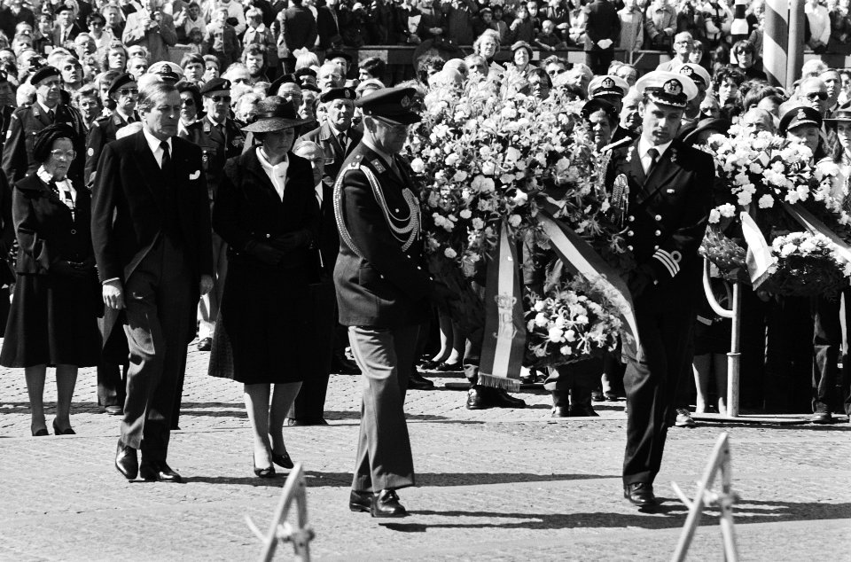 Herdenking slachtoffers Tweede Wereldoorlog op de Dam de 1e krans werd gelegd d, Bestanddeelnr 930-8126