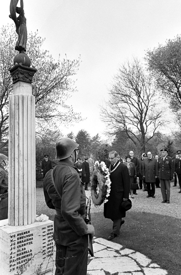 Herdenking op Nieuwe Oosterbegraafplaats, Burgemeester Van Hall legt krans, Bestanddeelnr 919-1087