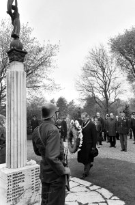 Herdenking op Nieuwe Oosterbegraafplaats, Burgemeester Van Hall legt krans, Bestanddeelnr 919-1087