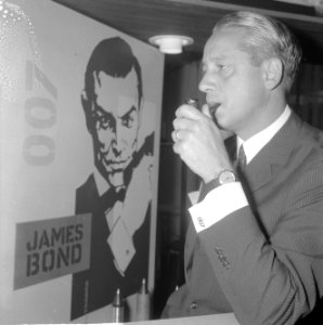 Herenmodebeurs 1965 in de RAI, manchetknopen met 007 erop goud, Bestanddeelnr 918-1481