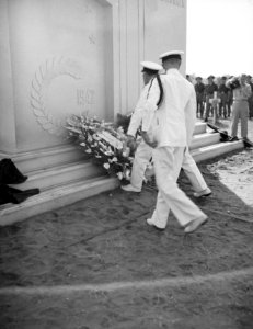 Herdenking op de erebegraafplaats Antjol, Kranslegging door vice-admiraal Pinke, Bestanddeelnr 10084
