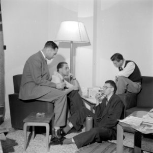 Heren luisterend bij de radio, Bestanddeelnr 255-6562