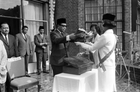 Herdenking Onafhankelijkheidsdag Indonesie bij Indonesische ambassade te Den Haa, Bestanddeelnr 918-0828