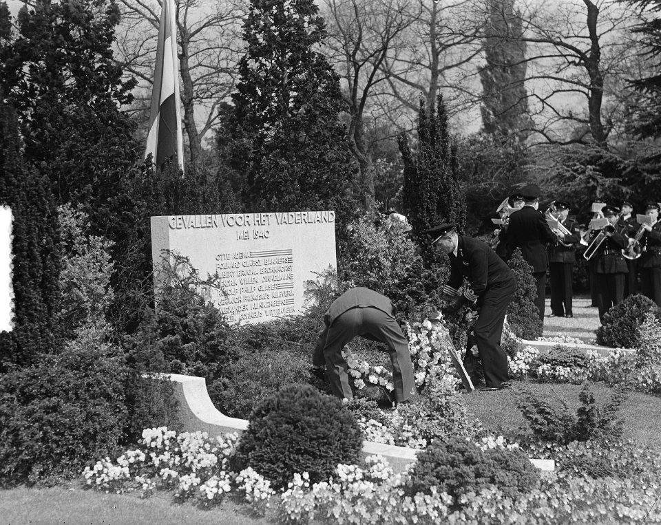 Herdenking nieuwe vorstenbegraafplaats Gevallenen tweede wereldoorlog kransleggi, Bestanddeelnr 905-0946