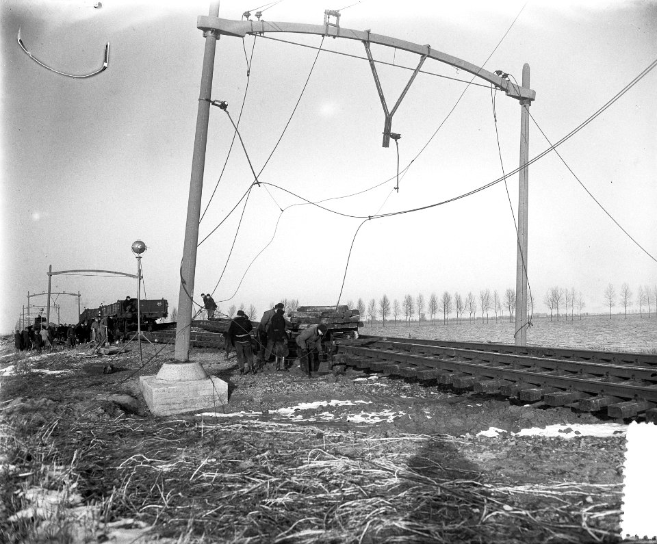 Herstel spoorweg Moerdijk Watersnood 1953 Aan de spoorweg tussen Dordrecht ove, Bestanddeelnr 905-5377