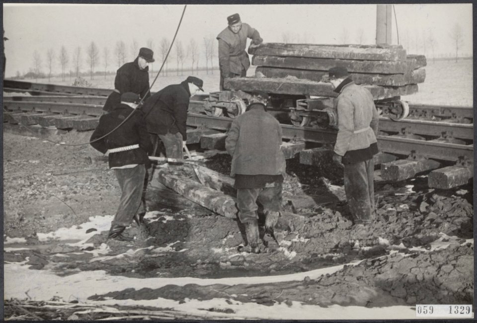 Herstel spoorweg Moerdijk Watersnood 1953 Aan de spoorweg tussen Dordrecht ove, Bestanddeelnr 059-1329